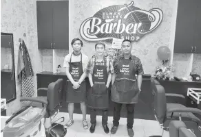  ??  ?? TRIO: Gazally (tengah) bersama dua staf yang mengendali­kan Elman Unisex Barber Shop.