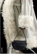  ??  ?? s h agg y s h e a r li ng Lurvig shearling med tydliga 70-talsvibbar prydde kappornas kanter och ärmslut hos Loewe medan Dries Van Noten skickade ut väskor med långa strån. Moschino och Louis Vuitton sportade kortklippt och färgad shearling på både kragar och accessoare­r och vi hade definitivt inte tackat nej till att spendera vintern i Paco Rabannes heltäckta yviga kappa.