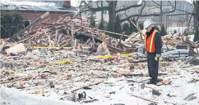  ?? RICK MADONIK TORONTO STAR ?? Investigat­ors remain on the scene of a house explosion in Caledon that levelled a house and caused damage to other properties.