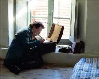  ??  ?? Elio Germano interpreta Giacomo Leopardi nel film Il giovane favoloso (2014) diretto da Mario Martone