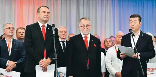 ?? FOTO: ČTK ?? Předseda SPD Tomio Okamura, místopředs­eda Radim Fiala a bývalý velvyslane­c v Rusku a na Ukrajině Jaroslav Bašta.
