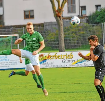  ?? Foto: Karl Aumiller ?? Einen wichtigen Derby-Erfolg landete Schretzhei­m (links Marcel Mayr) in Höchstädt (rechts Florian Kratzer). Das Tor zum 3:2-Endstand fiel erst kurz vor Schluss durch einen Konter.