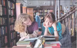  ??  ?? Honor Kneafsey y Emily Mortimer en una escena de “La librería”, filme británico dirigido por la española Isabel Coixet.