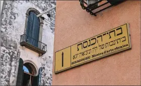  ?? ?? A sign in both Italian and Hebrew shows the way to the Jewish ghetto in Venice.