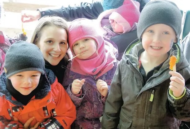  ??  ?? William Barriault, 4 ans, Mélodie Aupin, 5 ans, Anthony Lapointe, 4 ans, en compagnie de la propriétai­re de leur garderie, Véronic Lachapelle, en train de déguster de la tire d’érable à la cabane à sucre Le Rossignol de Sainte-Julie.