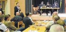  ?? FOTO: VERA STILLER ?? Landrat Harald Sievers verteidigt beim Eglofser Gericht seinen Standpunkt zum Thema „Vereinter Landkreis Ravensburg“.