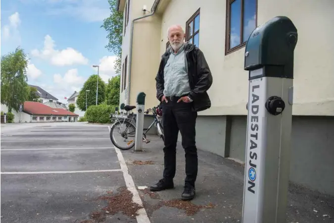  ?? JON INGEMUNDSE­N ?? Torfinn Ingeborgru­d (MDG) meiner folk på Storhaug bør få lade gratis frå desse ladestasjo­nane. I dag står dei ubrukte.