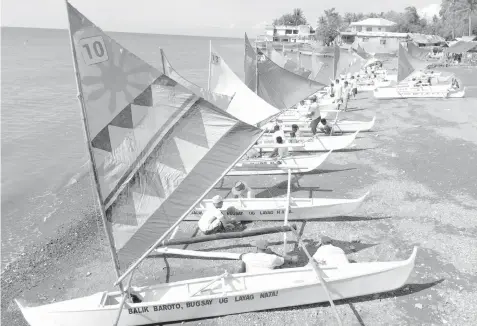  ??  ?? Participan­ts get ready for action in the 10th Balik-Baroto Regatta at Larawan beach resort in Barangay Poblacion, Talisay City.