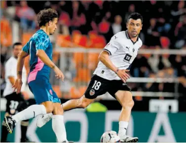  ?? ?? De vuelta en Mestalla.
Javi Fuego se enfundó la camiseta del Valencia otra vez el pasado 5 de abril en el partido de Leyendas que se disputó en Mestalla para conmemorar el triplete. El asturiano jugó con los dos equipos, con la AFE y con el Valencia.