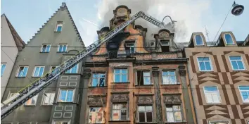  ?? Foto: Jörg Heinzle ?? Der Blick zurück: Kurz nach Ausbruch des Feuers war die Fassade des Gebäudes noch weitgehend intakt.