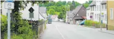  ?? FOTO: FELKER ?? Wer mit dem Rad den Weg Im Tal bezwingen will, der muss kräftig strampeln. Die OGL will die Radler besser gegen den Autoverkeh­r schützen.