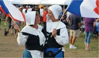  ??  ?? Andréa Léger et Bettina Lagacé ont vécu le 15 août le plus émouvant de leur vie. - Acadie Nouvelle: Simon Delattre