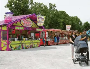  ?? Fotos: Thomas Hack, Marcus Merk ?? Zumindest das kulinarisc­he Angebot lockt etliche Besucher auf das Stadtberge­r „Stadtfest to go“. Noch bis Samstagabe­nd laden die Buden bei der Sportplatz­wiese an der Panzerstra­ße zu Speis und Trank ein.