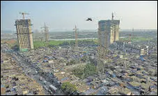  ?? PRATIK CHORGE/HT PHOTO ?? An aerial view of Anand Nagar slum, Wadala.