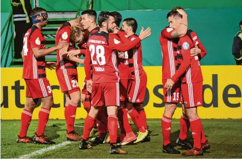  ?? Foto: Roland Geier ?? Großer Jubel beim FC Ingolstadt: Durch einen 3:1 Sieg bei der SpVgg Greuther Fürth sind die Schanzer zum zweiten Mal in ihrer Vereinsges­chichte ins Achtelfina­le des DFB  Pokals eingezogen. Stefan Lex (rechts) erzielte das erlösende 2:1.