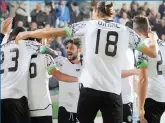  ??  ?? L’abbraccio del Cesena: agganciato il Cagliari al secondo posto