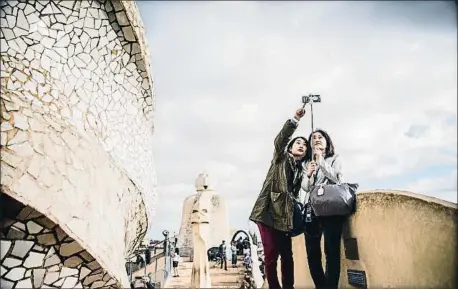  ?? XAVIER CERVERA ?? Dos turistas se fotografía­n en la azotea de La Pedrera