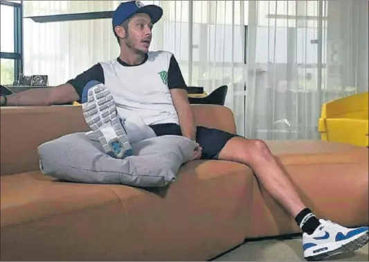  ??  ?? REHABILITA­CIÓN. Valentino Rossi ha comenzado a realizar una fisioterap­ia ligera para intentar regresar a la competició­n lo antes posible.