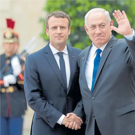  ?? REUTERS ?? Saludo. El presidente de Francia, Emmanuel Macron, y el premier de Israel, Benjamin Netanyahu, ayer, en el Palacio del Eliseo en París.