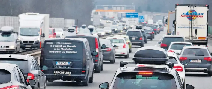  ??  ?? Der Verkehrsse­ktor gehört zu den größten Umweltvers­chmutzern in Österreich. Noch mangelt es an ausreichen­den klimapolit­ischen Maßnahmen.