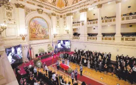  ?? ?? l El ataúd del ex presidente chileno, Sebastián Piñera, yace envuelto en la bandera chilena dentro del edificio del Congreso, ayer en Santiago, Chile.