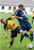  ?? Foto: Marco Angermeyer ?? Der TSV Ebermergen (in Blau) verlor nicht nur wie hier den Ball gegen den SV Mauren, sondern auch das Spiel um den fünften Platz der Harburger Stadtmeis terschaft mit 0:1.