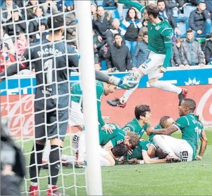  ?? FOTO: EFE ?? Sin posibilida­d de reacción Pacheco muestra su desesperac­ión, mientras los jugadores pepineros celebran el gol del empate de Zaldua