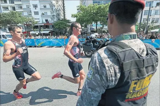  ?? DAMIR SAGOLJ / REUTERS ?? Alistair Brownlee, por delante, y su hermano Jonathan, ayer durante el triatlón en Copacaba: acabaron primero y segundo