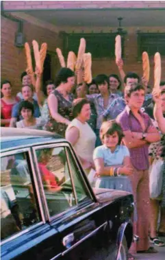  ??  ?? Vecinos de Orcasitas demandan en 1976 la bajada del pan