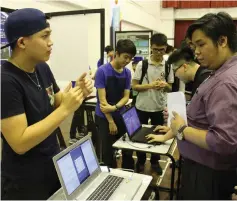  ??  ?? A student explains his project during Innovation Day.