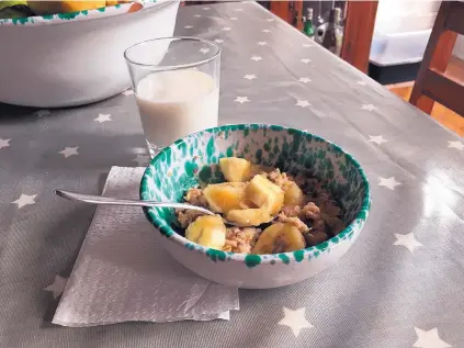  ?? MELISSA RAYWORTH/ASSOCIATED PRESS ?? Oatmeal with fresh banana and a glass of milk will give kids a dose of whole grain and vitamins on school mornings; to save time, it can be made the night before in a Mason jar or slow-cooker.