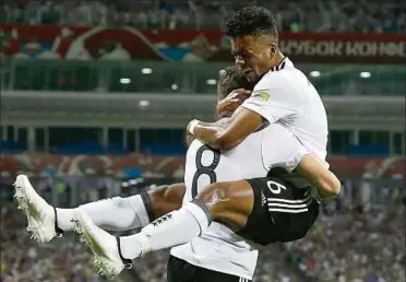  ??  ?? Komm in meine Arme, Junge! Doppeltors­chütze Leon Goretzka (l.) wird von Benjamin Henrichs gedrückt, der unerwartet in der deutschen Startelf für das Halbfinale stand. Foto: Thanassis Stavrakis