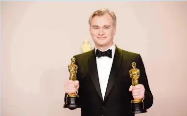  ?? ?? TRIUNFO. Christophe­r Nolan recibió el premio Oscar a Mejor Director por su trabajo al frente de la exitosa cinta inspirada en la creación de la bomba atómica.