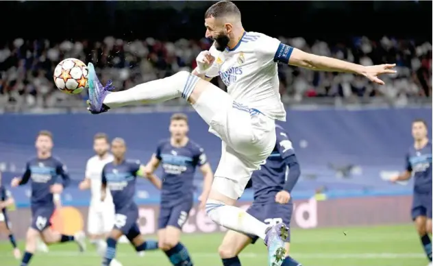  ?? Reuters ?? ↑
Real Madrid’s Karim Benzema controls the ball during their Champions League semi-final match on Sunday.