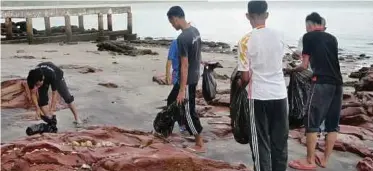  ??  ?? Peserta mengadakan aktiviti pembersiha­n di kawasan pantai Merdeka.