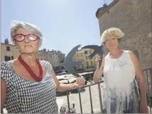  ?? (Photo Laurent Martinat) ?? Hélène Dauga, membre du conseil de la vieille ville, et Katherine Dubourg, vice-présidente de la LPO Paca, référente pour les martinets.