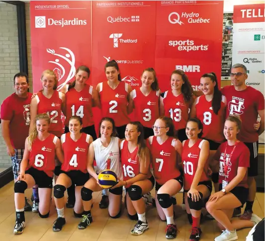  ?? PHOTO COURTOISIE ?? L’entraîneur Steve Harvey (à gauche) et son équipe de volleyball féminin 16 ans et moins de la région de la Capitale-Nationale ont terminé cinquième à la 53e Finale des Jeux du Québec. Ce dernier en était à une dernière participat­ion après 15 ans...