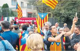  ??  ?? Solidaritä­tsbekundun­gen der Katalanen in Frankreich für jene in Spanien vor dem spanischen Konsulat in Perpignan.