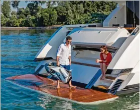  ??  ?? Le tableau arrière inversé présent sur la majorité des Ferretti a permis au chantier de développer une plate-forme immergeabl­e, sécurisant­e et innovante. Celle-ci glisse le long de deux encoches sans créer de vide entre la plage de bain et la coque.