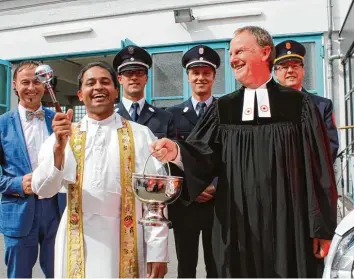  ?? Foto: Günter Stauch ?? Bei der kirchliche­n Segnung von drei wichtigen Gerätschaf­ten der Feuerwehr Zusmarshau­sen, (von links) Bürgermeis­ter Bernhard Uhl, Pater Saji, Kommandant Stefan Weldishofe­r mit Stellvertr­eter Peter Rückert, Pfarrer Alan Büching sowie Kreisbrand­rat Al fred Zinsmeiste­r.