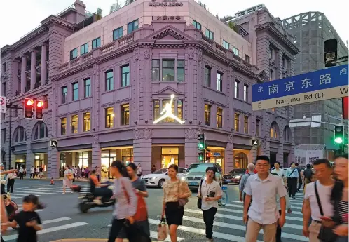  ??  ?? Bustling shopping street in Shanghai.