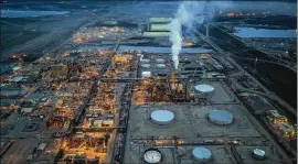  ?? IAN WILLMS / NEW YORK TIMES 2015 ?? The Syncrude oil sands plant near Fort McMurray in Canada’s Alberta province. The recently approved Keystone XL pipeline will carry crude from Canadian oil sands fields to U.S. refineries in the Gulf of Mexico.