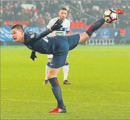  ?? MICHEL EULER / AP ?? Julian Draxler tratando de rematar de manera acrobática, el sábado en el Parque de los Príncipes de París