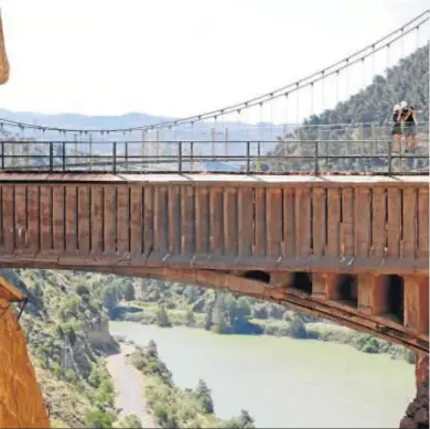  ?? JAVIER ALBIÑANA ?? El puente colgante del Caminito del Rey.