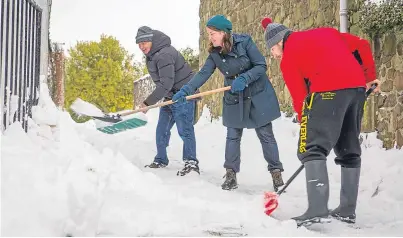  ?? Pictures: Steve Brown/Kris Miller/Wallace Ferrier. ?? Laura Mitchell, Fridrich Sadovsky and John Gray clear a driveway in Leslie to help a nurse get out to Queen Elizabeth Hospital, Glasgow.