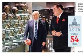  ??  ?? El candidato Donald Trump daba ayer un recorrido por el Hall de la Fama de Futbol Profesiona­l en Canton, Ohio; lo acompaña David Baker, el presidente