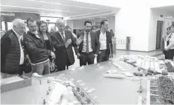  ?? Foto: Rathaus ?? Antonio Banderas (2.v.l.) bei dem Treffen am vergangene­n Montag im Bauamt von Málaga.