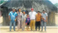  ??  ?? El sacerdote Juan David Muriel junto a los artesanos pertenecie­ntes a la comunidad indígena wayuu.