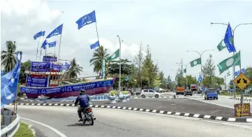  ??  ?? Flags war between Barisan Nasional and PAS visible by the roadside around Tok Bali, Pasir Puteh in Kelantan. — Bernama photo