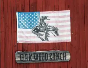  ??  ?? DAM FÖR SIN HATT. Western-stilen gör sig ordentligt påmind på Oak Wood Ranch. ”Jag gillar cowboys och älskar vilda västern”, säger Helena Woxström.